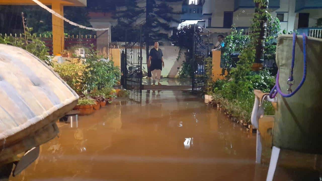 Bangalore Rain: ವರುಣಾರ್ಭಟಕ್ಕೆ ತತ್ತರಿಸಿದ ಬೆಂಗಳೂರು: ಮನೆಗಳಿಗೆ ನುಗ್ಗಿದ ನೀರು, ಕೆರೆಯಂತಾದ ರಸ್ತೆಗಳು