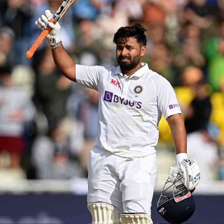 ಭಾರತ ಹಾಗೂ ಇಂಗ್ಲೆಂಡ್ (India vs England) ನಡುವಣ ಐದನೇ ಟೆಸ್ಟ್ ಪಂದ್ಯ ಆರಂಭವಾಗಿದ್ದು ಮೊದಲ ದಿನವೇ ಸಾಕಷ್ಟು ರೋಚಕತೆಯಿಂದ ಕೂಡಿತ್ತು. ಟಾಸ್ ಗೆದ್ದ ಇಂಗ್ಲೆಂಡ್ ಬೌಲಿಂಗ್ ಆಯ್ಕೆ ಮಾಡಿಕೊಂಡ ಪರಿಣಾಮ ಬ್ಯಾಟಿಂಗ್ಗೆ ಇಳಿದ ಭಾರತ ಆರಂಭದಲ್ಲೇ ವೈಫಲ್ಯ ಅನುಭವಿಸಿತು. ಆದರೆ, ನಂತರ ನಡೆದಿದ್ದು ರಿಷಭ್ ಪಂತ್ (Rishabh Pant) ಆಟ.