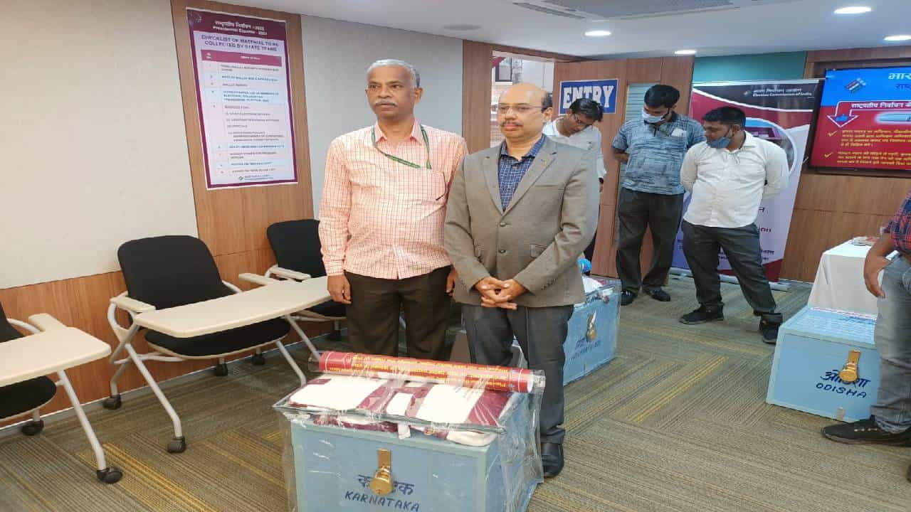 ರಾಷ್ಟ್ರಪತಿ ಚುನಾವಣೆ: ಇಂದು ರಾಜ್ಯಕ್ಕೆ ಬರಲಿವೆ ಮತದಾನದ ಅವಶ್ಯಕ ಸಾಮಾಗ್ರಿಗಳು ಹಾಗೂ ಬ್ಯಾಲೆಟ್ ಬಾಕ್ಸ್ ರಾಷ್ಟ್ರಪತಿ ಚುನಾವಣೆ: ಇಂದು ರಾಜ್ಯಕ್ಕೆ ಬರಲಿವೆ ಮತದಾನದ ಅವಶ್ಯಕ ಸಾಮಾಗ್ರಿಗಳು ಹಾಗೂ ಬ್ಯಾಲೆಟ್ ಬಾಕ್ಸ್