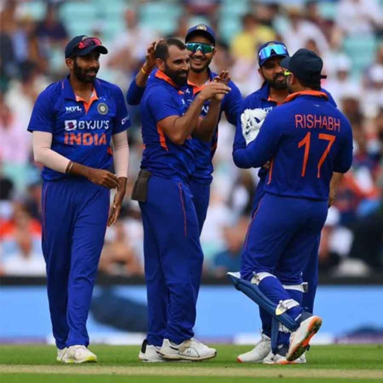 ಭಾರತ ಕ್ರಿಕೆಟ್ ತಂಡದಲ್ಲಿ ಇಂದು ಲೆಕ್ಕಕ್ಕೆ ಸಿಗದಷ್ಟು ಅನೇಕ ಪ್ರತಿಭೆಗಳು ಹುಟ್ಟಿಕೊಂಡಿವೆ. ಟೀಮ್ ಇಂಡಿಯಾವನ್ನು ಎರಡು ತಂಡಗಳಾಗಿ ವಿಂಗಡಿಸಬಹುದೆಂದು ಈಗಾಗಲೇ ಅನೇಕರು ಹೇಳಿದ್ದಾರೆ. ಇತ್ತೀಚೆಗಷ್ಟೆ ಬಿಸಿಸಿಐ ಕೂಡ ಐರ್ಲೆಂಡ್ ವಿರುದ್ಧದ ಟಿ20 ಸರಣಿ ಇದ್ದಾಗ ಇಂಗ್ಲೆಂಡ್ ವಿರುದ್ಧದ ಟೆಸ್ಟ್ ಪಂದ್ಯಕ್ಕೆ ಈ ಪ್ರಯೋಗ ನಡೆಸಿತ್ತು. ಇದರಲ್ಲಿ ಯಶಸ್ವಿ ಕೂಡ ಆಯಿತು.