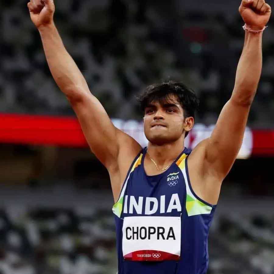 ವಿಶ್ವ ಅಥ್ಲೆಟಿಕ್ಸ್ ಚಾಂಪಿಯನ್ಶಿಪ್ನಲ್ಲಿ ಬೆಳ್ಳಿ ಪದಕ ಗೆದ್ದು ನೀರಜ್ ಚೋಪ್ರಾ ಇತಿಹಾಸ ಸೃಷ್ಟಿಸಿದ್ದಾರೆ . ಇದರೊಂದಿಗೆ ನೀರಜ್ ಭಾರತದ 19 ವರ್ಷಗಳ ಬರವನ್ನು ಈ ಟೂರ್ನಿಯಲ್ಲಿ ಕೊನೆಗೊಳಿಸಿದರು. ಜೊತೆಗೆ ಈ ಚಾಂಪಿಯನ್ಶಿಪ್ನಲ್ಲಿ ಭಾರತದಿಂದ ಪದಕ ಗೆದ್ದ ಏಕೈಕ ಜಾವೆಲಿನ್ ಎಸೆತಗಾರರಾಗಿದ್ದಾರೆ. ಟೋಕಿಯೊ ಒಲಿಂಪಿಕ್ಸ್ನಲ್ಲಿ ಚಿನ್ನದ ಪದಕ ಗೆದ್ದ ನಂತರ ನೀರಜ್ ಮತ್ತೊಂದು ಇತಿಹಾಸ ನಿರ್ಮಿಸಿದ್ದಾರೆ. ನೀರಜ್ ಪದಕಗಳೊಂದಿಗೆ ಸಾಕಷ್ಟು ಹೆಸರು ಮತ್ತು ಖ್ಯಾತಿಯನ್ನು ಗಳಿಸಿದ್ದಾರೆ. ಹೀಗೆ ವಿಶ್ವವಿಖ್ಯಾತಿ ಪಡೆದಿರುವ ನೀರಜ್ ಅವರ ನಿವ್ವಳ ಮೌಲ್ಯದ ಬಗ್ಗೆ ಇಲ್ಲಿದೆ ವಿವರ