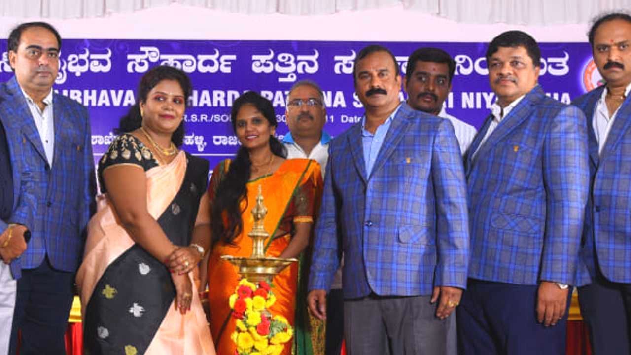 Siri Vaibhava Society: ಬೆಂಗಳೂರಿನಲ್ಲಿ ಮತ್ತೊಂದು ಸೊಸೈಟಿಯಿಂದ ಮಹಾಮೋಸ, ದಂಪತಿ ಸುಬ್ರಮಣ್ಯಪುರ ಪೊಲೀಸ್ ವಶಕ್ಕೆ Siri Vaibhava Society: ಬೆಂಗಳೂರಿನಲ್ಲಿ ಮತ್ತೊಂದು ಸೊಸೈಟಿಯಿಂದ ಮಹಾಮೋಸ, ದಂಪತಿ ಸುಬ್ರಮಣ್ಯಪುರ ಪೊಲೀಸ್ ವಶಕ್ಕೆ