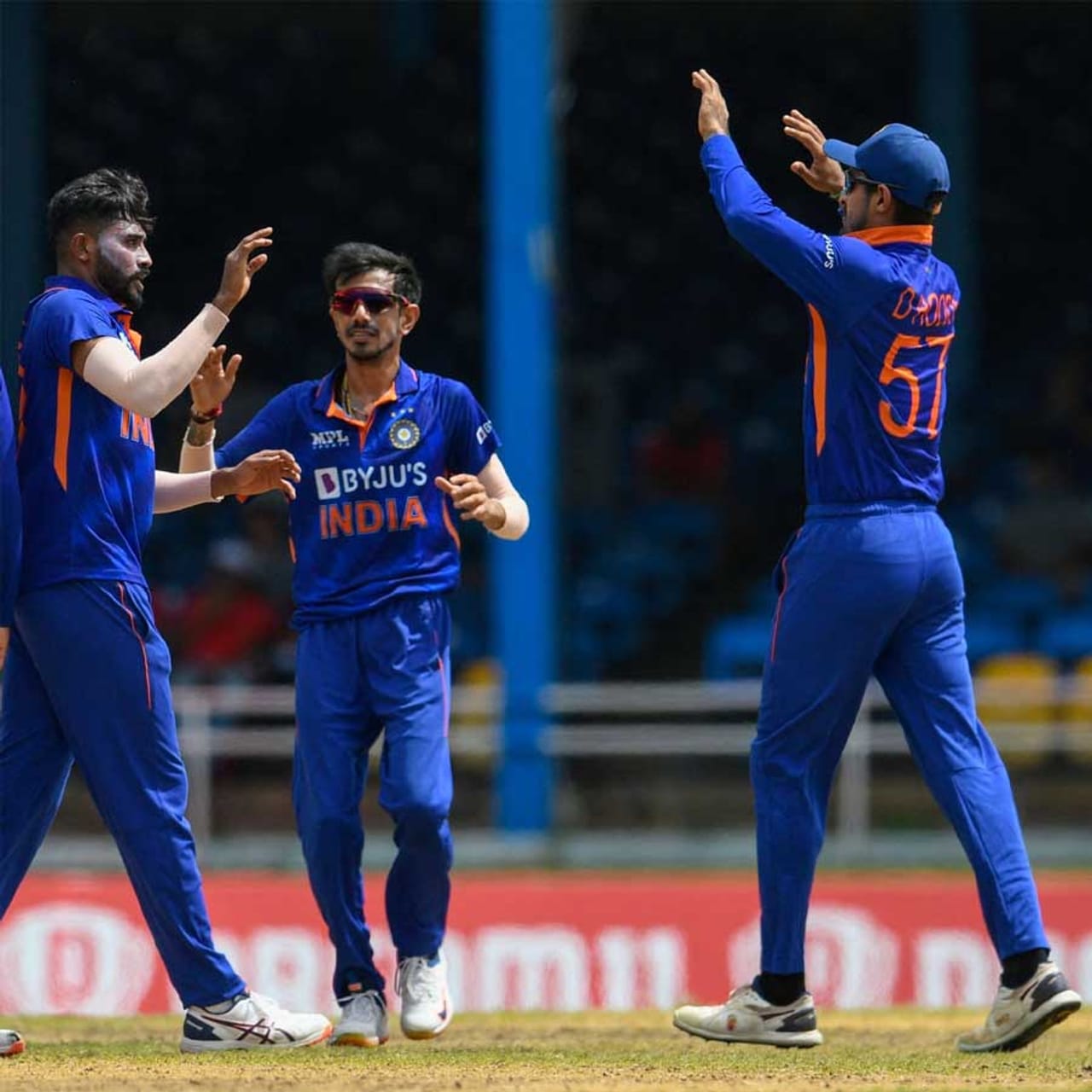 ಪೋರ್ಟ್ ಆಫ್ ಸ್ಪೇನ್‌ ನ ಕ್ವೀನ್ಸ್ ಪಾರ್ಕ್ ಓವಲ್ ಮೈದಾನದಲ್ಲಿ ನಡೆದ ವೆಸ್ಟ್ ಇಂಡೀಸ್ ವಿರುದ್ಧದ ಮೊದಲ ಏಕದಿನ ಪಂದ್ಯದಲ್ಲಿ ಭಾರತ 3 ರನ್​ ಗಳ ರೋಚಕ ಗೆಲುವು ಸಾಧಿಸಿದೆ. ಈ ಮೂಲಕ ಮೂರು ಪಂದ್ಯಗಳ ಏಕದಿನ ಸರಣಿಯಲ್ಲಿ 1-0 ಮುನ್ನಡೆ ಪಡೆದುಕೊಂಡಿದೆ. 