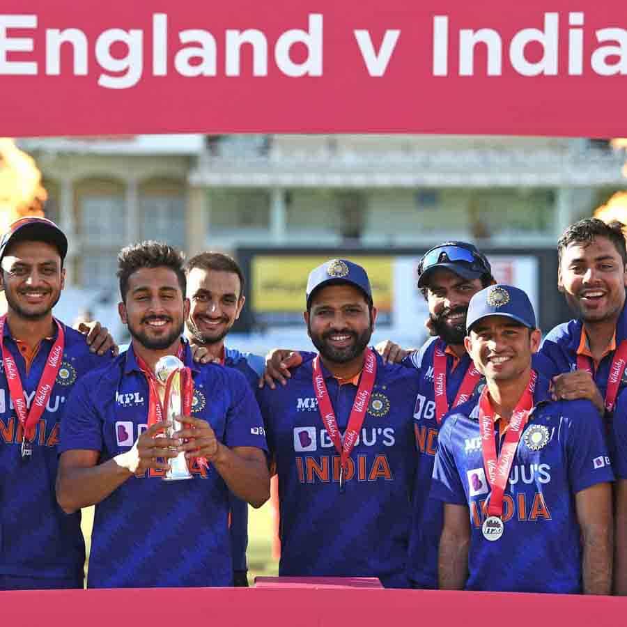 ನ್ಯಾಟಿಂಗ್ ಹ್ಯಾಮ್ ನ ಟ್ರೆಂಟ್ ಬ್ರಿಡ್ಜ್ ಮೈದಾನದಲ್ಲಿ ನಡೆದ ಇಂಗ್ಲೆಂಡ್ ವಿರುದ್ಧದ ಅಂತಿಮ ಮೂರನೇ ಟಿ20 ಪಂದ್ಯದಲ್ಲಿ ಭಾರತ ಸೋಲು ಕಂಡಿದೆ. ಆದರೂ 2-1 ಅಂತರದಿಂದ ಸರಣಿ ಗೆದ್ದ ಸಾಧನೆ ಮಾಡಿದೆ. ಆಂಗ್ಲರು ನೀಡಿದ್ದ ಬೆಟ್ಟದಂತಹ ಟಾರ್ಗೆಟ್ ಬೆನ್ನಟ್ಟಲು ವಿಫಲವಾದ ಟೀಮ್ ಇಂಡಿಯಾ ಸರಣಿ ಕ್ಲೀನ್ಸ್ವೀಪ್ ಮಾಡುವಲ್ಲಿ ಎಡವಿತು.