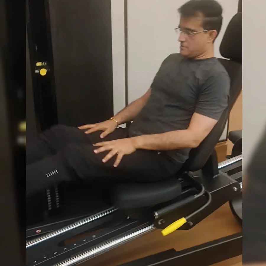 Sourav Ganguly: ಬ್ಯಾಟ್​ನೊಂದಿಗೆ ಮತ್ತೆ ಕ್ರಿಕೆಟ್ ಅಖಾಡಕ್ಕಳಿಯುತ್ತಾರಾ ಗಂಗೂಲಿ; ಹೌದು ಎನ್ನುತ್ತಿವೆ ಈ ಫೋಟೋಗಳು