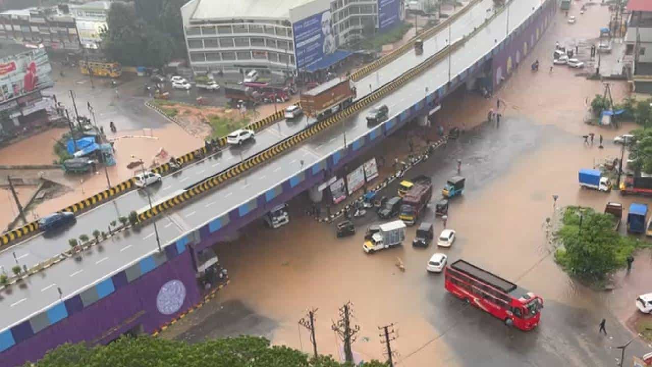 Heavy Rain: ಮಂಗಳೂರಿನಲ್ಲಿ ಧಾರಾಕಾರ ಮಳೆ ಹಿನ್ನೆಲೆ ಇಂದು ಶಾಲೆಗೆ ರಜೆ: ಜಿಲ್ಲಾಧಿಕಾರಿ ಡಾ.ಕೆ.ವಿ. ರಾಜೇಂದ್ರ ಆದೇಶ Heavy Rain: ಮಂಗಳೂರಿನಲ್ಲಿ ಧಾರಾಕಾರ ಮಳೆ ಹಿನ್ನೆಲೆ ಇಂದು ಶಾಲೆಗೆ ರಜೆ: ಜಿಲ್ಲಾಧಿಕಾರಿ ಡಾ.ಕೆ.ವಿ. ರಾಜೇಂದ್ರ ಆದೇಶ