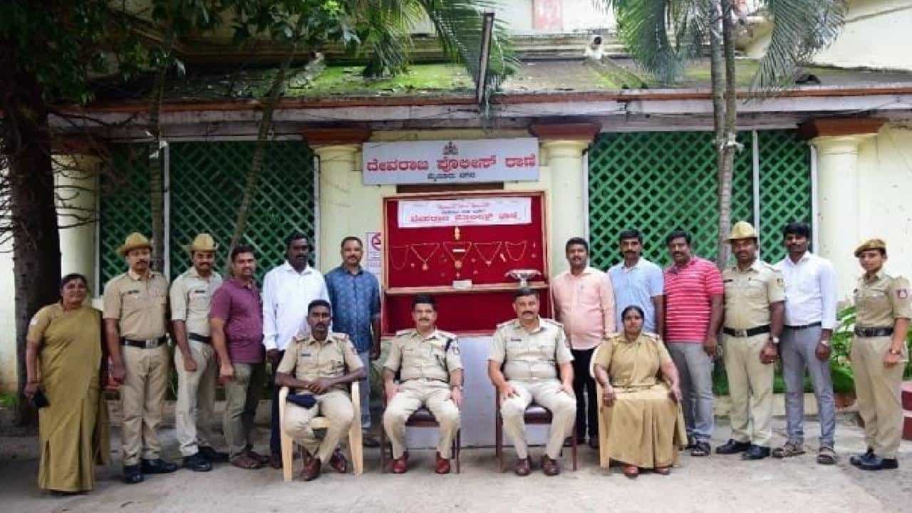 ಲಾಡ್ಜ್ನಲ್ಲಿ ಚಿನ್ನಾಭರಣ ದೋಚಿದ್ದ ಇಬ್ಬರು ಕಳ್ಳರು ಅರೆಸ್ಟ್; 30 ಲಕ್ಷ ಮೌಲ್ಯದ ಚಿನ್ನಾಭರಣ ವಶಕ್ಕೆ ಲಾಡ್ಜ್ನಲ್ಲಿ ಚಿನ್ನಾಭರಣ ದೋಚಿದ್ದ ಇಬ್ಬರು ಕಳ್ಳರು ಅರೆಸ್ಟ್; 30 ಲಕ್ಷ ಮೌಲ್ಯದ ಚಿನ್ನಾಭರಣ ವಶಕ್ಕೆ
