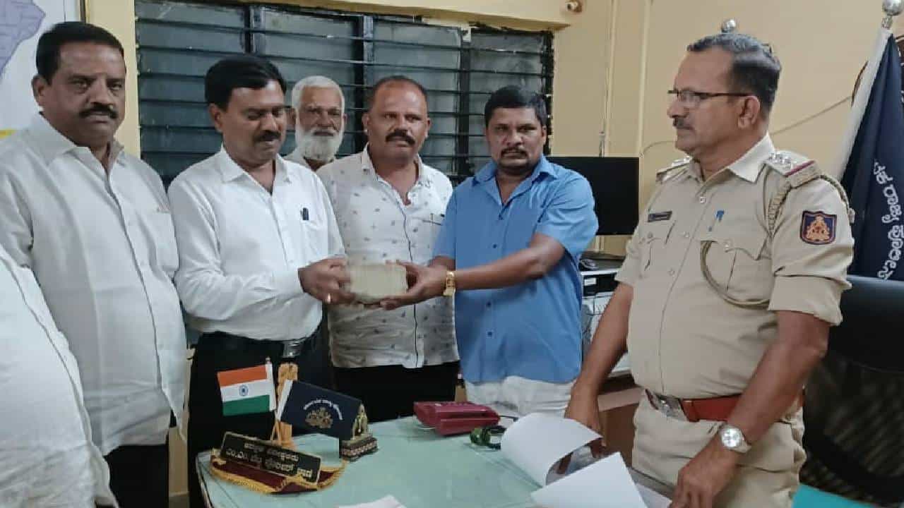 Chamarajanagara News: ಕಣ್ತಪ್ಪಿನಿಂದ ಪ್ರಸಾದದ ಜೊತೆ ಕೊಟ್ಟಿದ್ದ 2.93 ಲಕ್ಷ ರೂಪಾಯಿ. ಹಣ ಹಿಂದಿರುಗಿಸಿ ಪ್ರಾಮಾಣಿಕತೆ ಮೇರೆದ ಭಕ್ತ Chamarajanagara News: ಕಣ್ತಪ್ಪಿನಿಂದ ಪ್ರಸಾದದ ಜೊತೆ ಕೊಟ್ಟಿದ್ದ 2.93 ಲಕ್ಷ ರೂಪಾಯಿ. ಹಣ ಹಿಂದಿರುಗಿಸಿ ಪ್ರಾಮಾಣಿಕತೆ ಮೇರೆದ ಭಕ್ತ