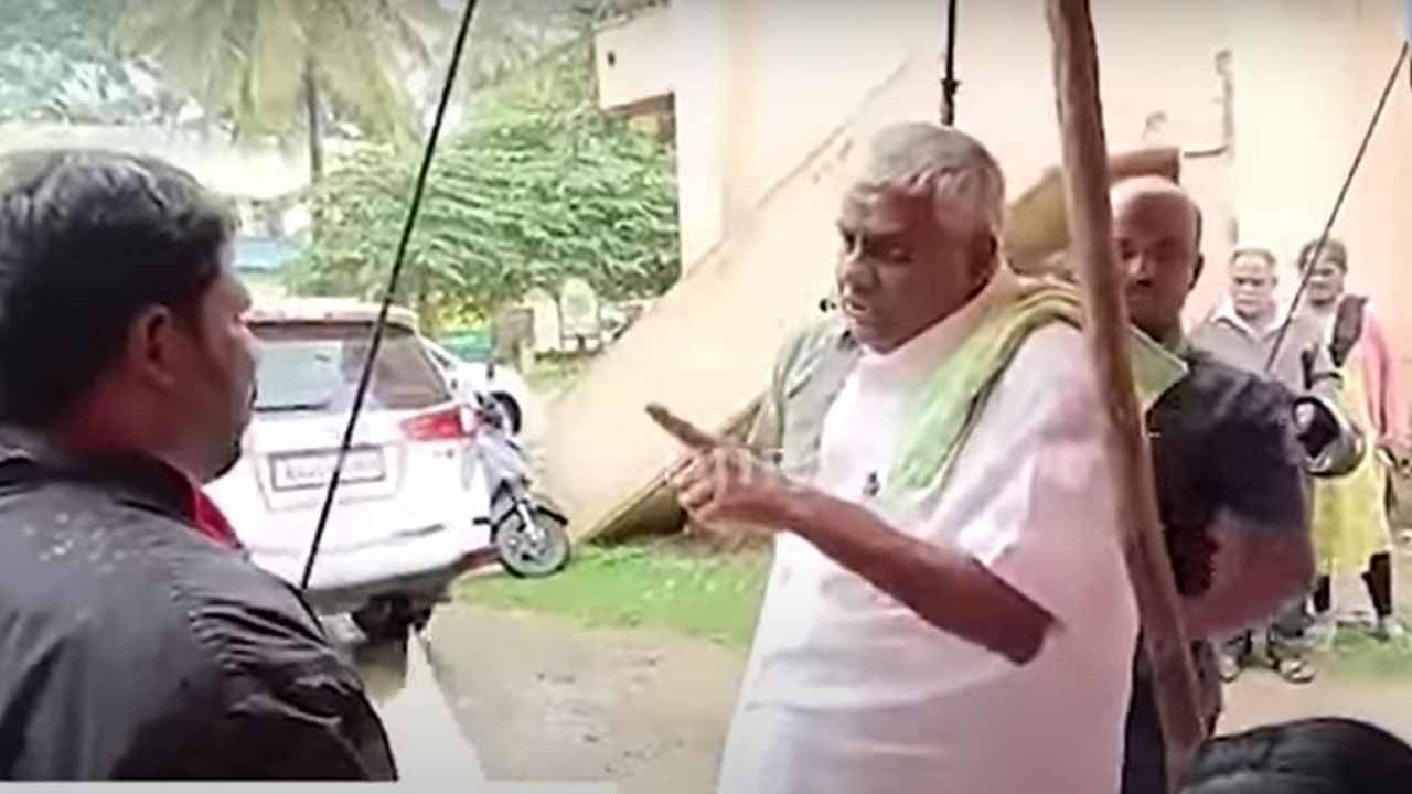 ಜೆಡಿ(ಎಸ್) ಶಾಸಕ ರೇವಣ್ಣ ಈ ಬಾರಿ ಕೂಗಾಡಲು ಆರಿಸಿಕೊಂಡಿದ್ದು ಪ್ರತಿಭಟನೆಗೆ ಕುಳಿತ ಅಂಗನವಾಡಿ ಕಾರ್ಯಕರ್ತೆಯರನ್ನು!