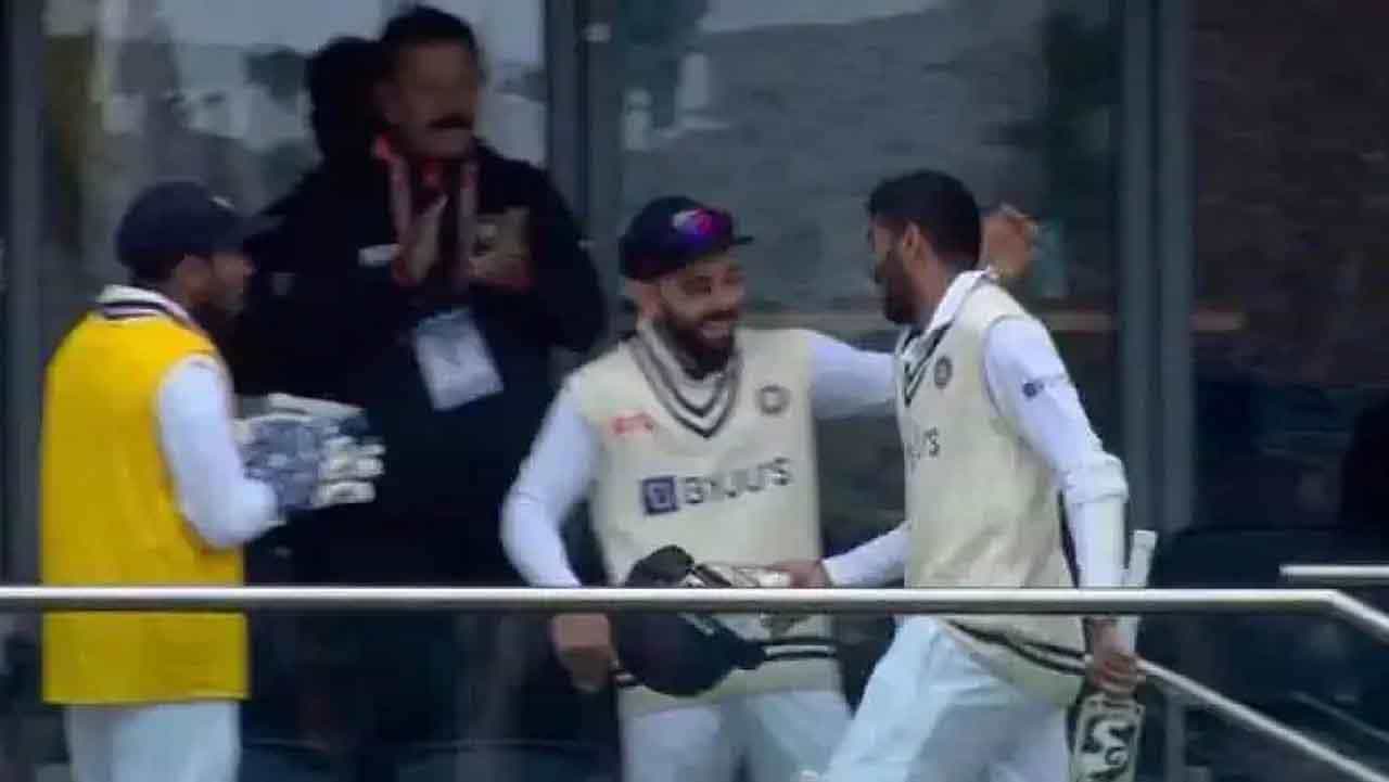 IND vs ENG: 6 ಎಸೆತಗಳಲ್ಲಿ ವಿಶ್ವದಾಖಲೆ ಬರೆದ ಬಮ್ರಾ; ಕೊಹ್ಲಿ- ದ್ರಾವಿಡ್ ಸೆಲೆಬ್ರೇಷನ್ ಹೇಗಿತ್ತು ಗೊತ್ತಾ? IND vs ENG: 6 ಎಸೆತಗಳಲ್ಲಿ ವಿಶ್ವದಾಖಲೆ ಬರೆದ ಬಮ್ರಾ; ಕೊಹ್ಲಿ- ದ್ರಾವಿಡ್ ಸೆಲೆಬ್ರೇಷನ್ ಹೇಗಿತ್ತು ಗೊತ್ತಾ?