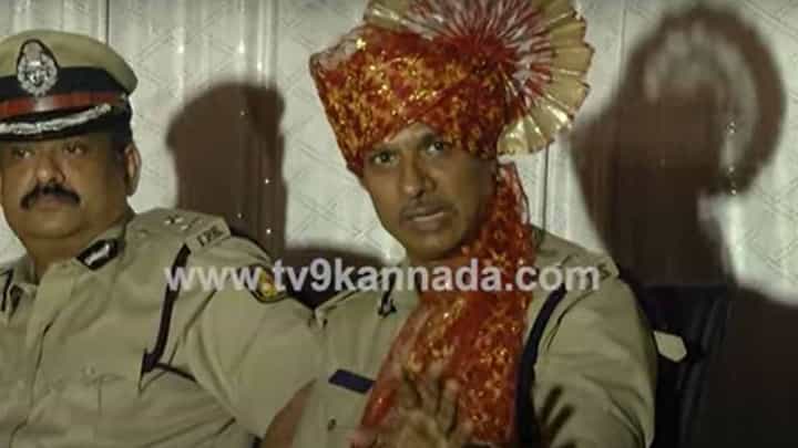 ಚಡಚಣದಲ್ಲಿ ಜನಸ್ಪಂದನ ಸಭೆ ನಡೆಸಿ ಆ ಭಾಗದ ಗೂಂಡಾಗಳನ್ನು ಎಚ್ಚರಿಸಿದರು ಎಡಿಜಿಪಿ ಅಲೋಕ್ ಕುಮಾರ್ ಚಡಚಣದಲ್ಲಿ ಜನಸ್ಪಂದನ ಸಭೆ ನಡೆಸಿ ಆ ಭಾಗದ ಗೂಂಡಾಗಳನ್ನು ಎಚ್ಚರಿಸಿದರು ಎಡಿಜಿಪಿ ಅಲೋಕ್ ಕುಮಾರ್