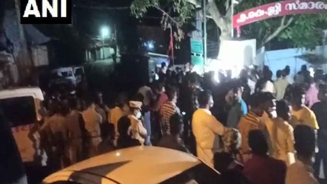 ತಿರುವನಂತಪುರಂನಲ್ಲಿರುವ ಸಿಪಿಎಂ ಕಚೇರಿ ಮೇಲೆ ಬಾಂಬ್ ದಾಳಿ; ಸ್ಕೂಟರ್ನಲ್ಲಿ ಬಂದು ಬಾಂಬ್ ಎಸೆಯುತ್ತಿರುವ ದೃಶ್ಯ ಸಿಸಿಟಿವಿಯಲ್ಲಿ ಸೆರೆ ತಿರುವನಂತಪುರಂನಲ್ಲಿರುವ ಸಿಪಿಎಂ ಕಚೇರಿ ಮೇಲೆ ಬಾಂಬ್ ದಾಳಿ; ಸ್ಕೂಟರ್ನಲ್ಲಿ ಬಂದು ಬಾಂಬ್ ಎಸೆಯುತ್ತಿರುವ ದೃಶ್ಯ ಸಿಸಿಟಿವಿಯಲ್ಲಿ ಸೆರೆ