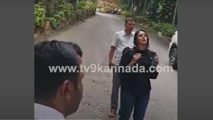 ಹಿಲ್ ವ್ಯೂವ್ ಪಬ್ಲಿಕ್ ಸ್ಕೂಲ್ ಹುಸಿಬಾಂಬ್ ಕರೆ: ಡಿಕೆಶಿ ಪುತ್ರಿ ಐಶ್ವರ್ಯ ಹೇಳಿದ್ದೇನು? ಹಿಲ್ ವ್ಯೂವ್ ಪಬ್ಲಿಕ್ ಸ್ಕೂಲ್ ಹುಸಿಬಾಂಬ್ ಕರೆ: ಡಿಕೆಶಿ ಪುತ್ರಿ ಐಶ್ವರ್ಯ ಹೇಳಿದ್ದೇನು?