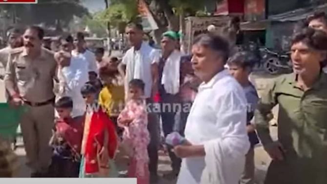 ಒಂದು ಆಟೋದಲ್ಲಿ 27 ಜನರನ್ನು ಸಾಗಿಸುತ್ತಿದ್ದ ಚಾಲಕ ಪೊಲೀಸರ ಕೈಗೆ ಸಿಕ್ಕಿಬಿದ್ದಿದ್ದು ಉತ್ತರ ಪ್ರದೇಶದಲ್ಲಿ! ವಿಡಿಯೋ ವೈರಲ್ ಒಂದು ಆಟೋದಲ್ಲಿ 27 ಜನರನ್ನು ಸಾಗಿಸುತ್ತಿದ್ದ ಚಾಲಕ ಪೊಲೀಸರ ಕೈಗೆ ಸಿಕ್ಕಿಬಿದ್ದಿದ್ದು ಉತ್ತರ ಪ್ರದೇಶದಲ್ಲಿ! ವಿಡಿಯೋ ವೈರಲ್