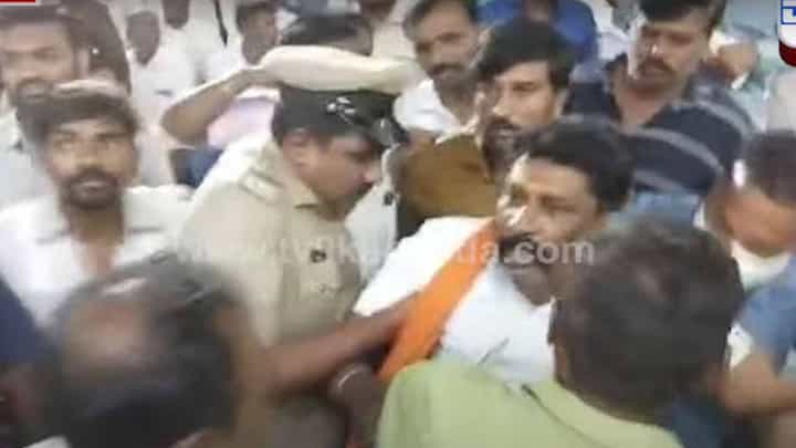 ತುಮಕೂರು: ಸಚಿವ ಸುಧಾಕರ್ ಸಮ್ಮುಖದಲ್ಲೇ ಕಿತ್ತಾಡಿದರು ಬಿಜೆಪಿ ಕಾರ್ಯಕರ್ತರು ತುಮಕೂರು: ಸಚಿವ ಸುಧಾಕರ್ ಸಮ್ಮುಖದಲ್ಲೇ ಕಿತ್ತಾಡಿದರು ಬಿಜೆಪಿ ಕಾರ್ಯಕರ್ತರು