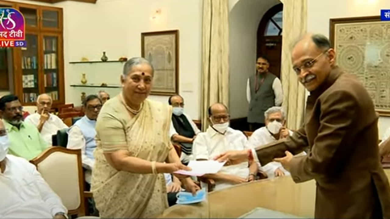 Margaret Alva ಉಪರಾಷ್ಟ್ರಪತಿ ಚುನಾವಣೆಯಲ್ಲಿ ಸ್ಪರ್ಧಿಸುತ್ತಿರುವ ವಿಪಕ್ಷಗಳ ಅಭ್ಯರ್ಥಿ ಮಾರ್ಗರೇಟ್ ಆಳ್ವ ನಾಮಪತ್ರ ಸಲ್ಲಿಕೆ Margaret Alva ಉಪರಾಷ್ಟ್ರಪತಿ ಚುನಾವಣೆಯಲ್ಲಿ ಸ್ಪರ್ಧಿಸುತ್ತಿರುವ ವಿಪಕ್ಷಗಳ ಅಭ್ಯರ್ಥಿ ಮಾರ್ಗರೇಟ್ ಆಳ್ವ ನಾಮಪತ್ರ ಸಲ್ಲಿಕೆ