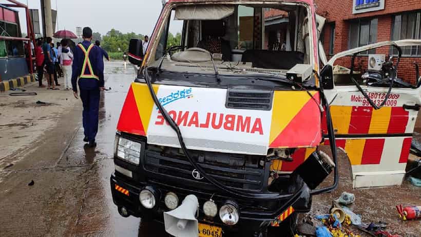 ಭೀಕರ ಆಂಬುಲೆನ್ಸ್ ಅಪಘಾತ: ನಾಲ್ವರ ಸಾವು, ಚಾಲಕ ಬಚಾವು, ದುರಂತಕ್ಕೆ ಕಾರಣವೇನು ಗೊತ್ತಾ?
