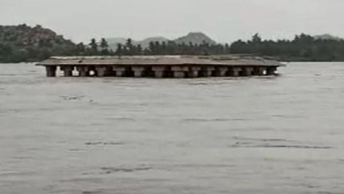 ತುಂಗಭದ್ರಾ  ಜಲಾಶಯದಿಂದ ಭಾರೀ ಪ್ರಮಾಣದ ನೀರು ಬಿಡುಗಡೆ; ಶ್ರೀ ಕೃಷ್ಣದೇವರಾಯ ಸಮಾಧಿ ಮಂಟಪ ಮುಳುಗಡೆ