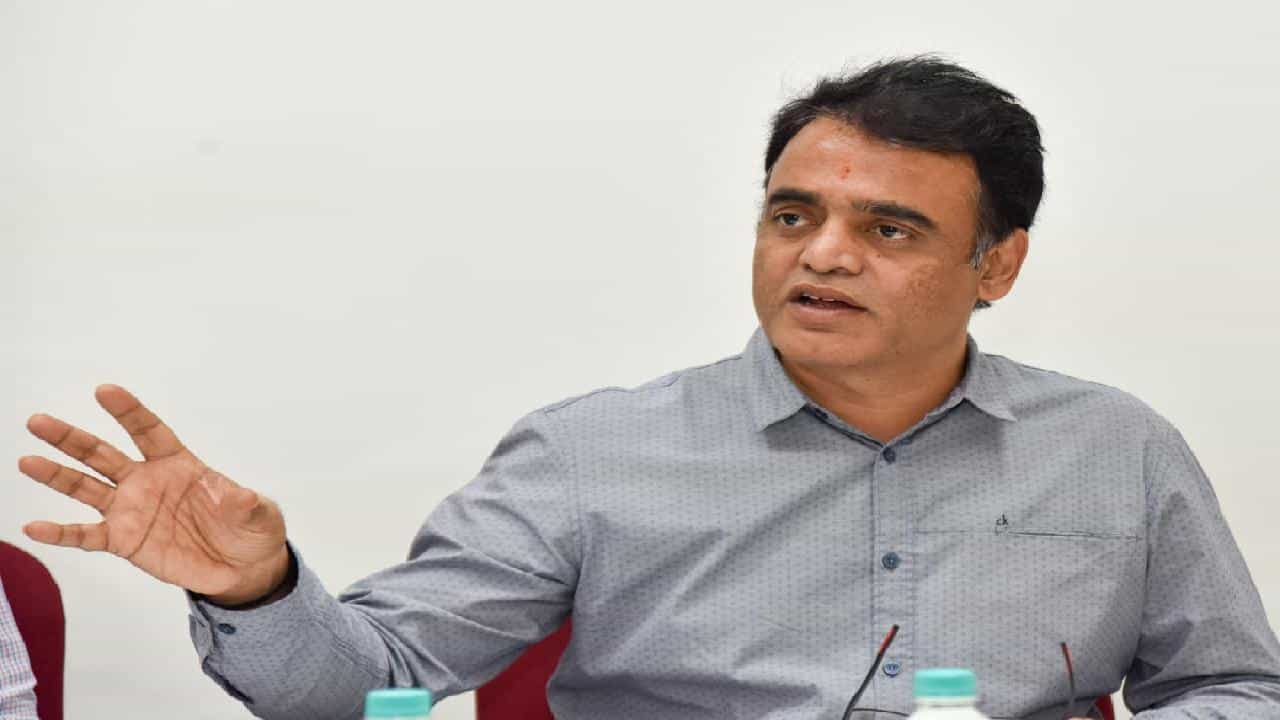 ಸೂಪರ್ 30 ವರದಿಯನ್ನು ರಾಜ್ಯ ಸರ್ಕಾರಕ್ಕೆ ಹಸ್ತಾಂತರಿಸಿದ ವಿಟಿಯು ವಿಸಿ; ಪ್ರತಿ ಜಿಲ್ಲೆಯಲ್ಲಿ ಎಂಜಿನಿಯರಿಂಗ್ ಕಾಲೇಜ ಅಭಿವೃದ್ಧಿಪಡಿಸಲು ನಿರ್ಧಾರ ಸೂಪರ್ 30 ವರದಿಯನ್ನು ರಾಜ್ಯ ಸರ್ಕಾರಕ್ಕೆ ಹಸ್ತಾಂತರಿಸಿದ ವಿಟಿಯು ವಿಸಿ; ಪ್ರತಿ ಜಿಲ್ಲೆಯಲ್ಲಿ ಎಂಜಿನಿಯರಿಂಗ್ ಕಾಲೇಜ ಅಭಿವೃದ್ಧಿಪಡಿಸಲು ನಿರ್ಧಾರ