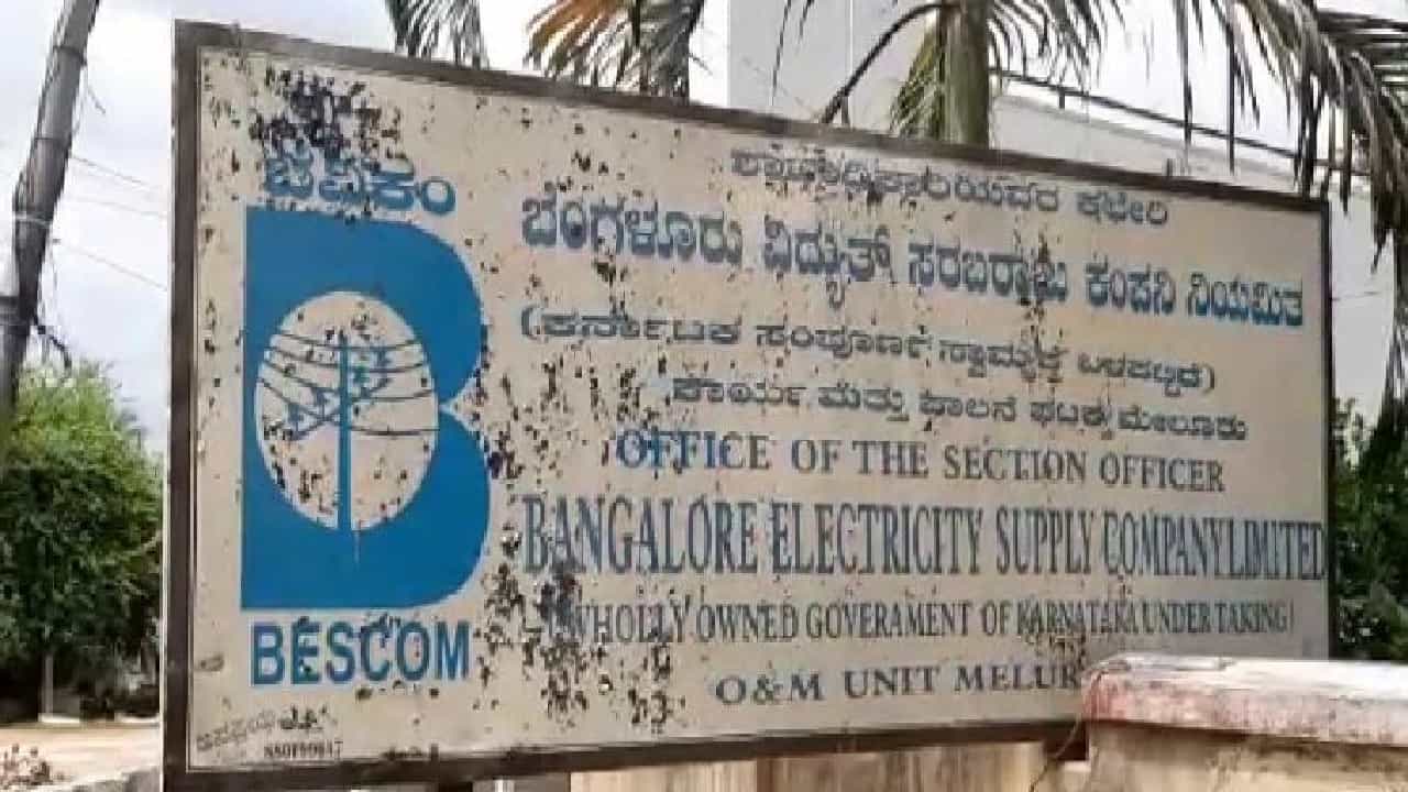 ಅಪಾರ್ಟ್ಮೆಂಟ್ಗೆ ವಿದ್ಯುತ್ ಸಂಪರ್ಕ ಕಲ್ಪಿಸಲು ಲಂಚ ಪಡೆಯುತ್ತಿದ್ದ ಬೆಸ್ಕಾಂ ಎಇ ಹನುಮಂತಪ್ಪ ಎಸಿಬಿ ಬಲೆಗೆ