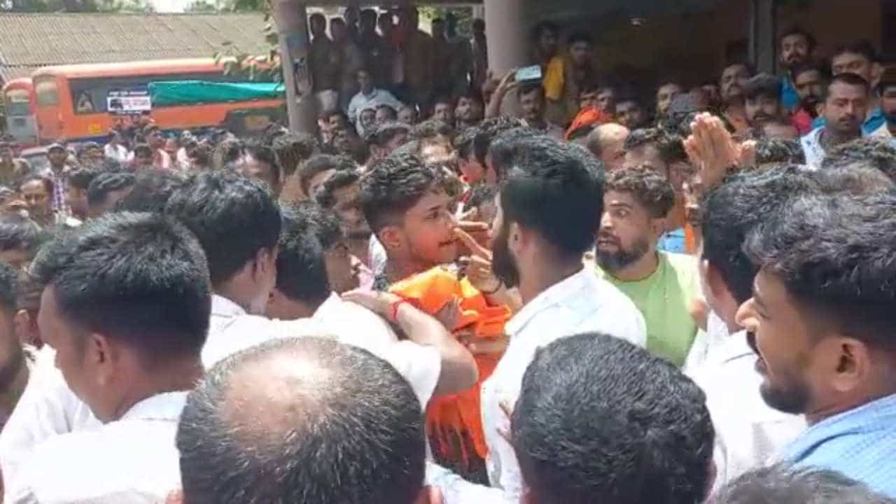 Praveen Nettar: ಬೆಳ್ಳಾರೆ ಉದ್ವಿಗ್ನ, ಲಾಠಿ ಚಾರ್ಜ್ ಮಾಡಿ ಗುಂಪು ಚದುರಿಸಿದ ಪೊಲೀಸರು ಓರ್ವನ ತಲೆಗೆ ಗಾಯ Praveen Nettar: ಬೆಳ್ಳಾರೆ ಉದ್ವಿಗ್ನ, ಲಾಠಿ ಚಾರ್ಜ್ ಮಾಡಿ ಗುಂಪು ಚದುರಿಸಿದ ಪೊಲೀಸರು ಓರ್ವನ ತಲೆಗೆ ಗಾಯ