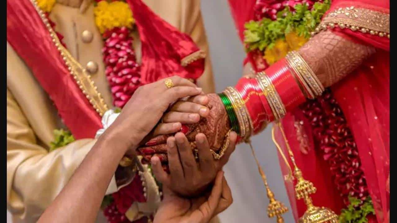 Viral: ಮದುವೆಯಾಗಿ ಮೂರು ವರ್ಷ ಕಳೆದರೂ ನಡೆಯದ ಫಸ್ಟ್ ನೈಟ್! ಅನುಮಾನಗೊಂಡು ವಿಚಾರಿಸಿದಾಗ ಬೆಚ್ಚಿಬಿದ್ದ ಪತ್ನಿ!! Viral: ಮದುವೆಯಾಗಿ ಮೂರು ವರ್ಷ ಕಳೆದರೂ ನಡೆಯದ ಫಸ್ಟ್ ನೈಟ್! ಅನುಮಾನಗೊಂಡು ವಿಚಾರಿಸಿದಾಗ ಬೆಚ್ಚಿಬಿದ್ದ ಪತ್ನಿ!!