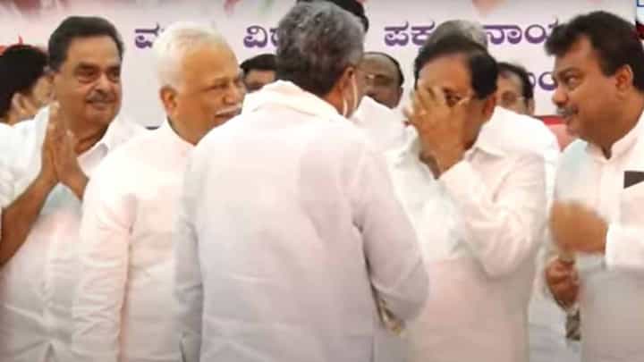 ಬೆಂಗಳೂರು: ವೇದಿಕೆ ಮೇಲೆಯೇ ಸಿದ್ದರಾಮಯ್ಯನವರ ಕಾಲೆಳೆದರು ಪರಮೇಶ್ವರ! ಬೆಂಗಳೂರು: ವೇದಿಕೆ ಮೇಲೆಯೇ ಸಿದ್ದರಾಮಯ್ಯನವರ ಕಾಲೆಳೆದರು ಪರಮೇಶ್ವರ!