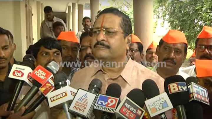 ನಿಗಮ ಮತ್ತು ಮಂಡಳಿಗಳ ಅಧ್ಯಕ್ಷ ಸ್ಥಾನಕ್ಕೆ ಹಲವಾರು ವರ್ಷಗಳಿಂದ ಪಕ್ಷಕ್ಕೆ ದುಡಿಯುತ್ತಿದ್ದವರನ್ನು ಕಡೆಗಣಿಸಲಾಗಿದೆ: ಯತ್ನಾಳ್ ನಿಗಮ ಮತ್ತು ಮಂಡಳಿಗಳ ಅಧ್ಯಕ್ಷ ಸ್ಥಾನಕ್ಕೆ ಹಲವಾರು ವರ್ಷಗಳಿಂದ ಪಕ್ಷಕ್ಕೆ ದುಡಿಯುತ್ತಿದ್ದವರನ್ನು ಕಡೆಗಣಿಸಲಾಗಿದೆ: ಯತ್ನಾಳ್