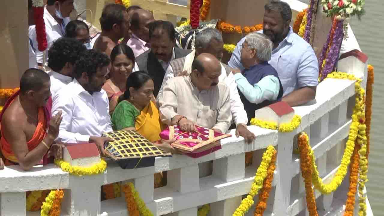 ಕೆಆರ್ಎಸ್, ಕಬಿನಿ ಜಲಾಶಯಕ್ಕೆ ಬಾಗಿನ ಅರ್ಪಿಸಿದ ಸಿಎಂ ಬೊಮ್ಮಾಯಿ: ನಾಲೆಗಳ ಅಭಿವೃದ್ಧಿಗೆ ಅನುದಾನ ನೀಡುವ ಭರವಸೆ ಕೆಆರ್ಎಸ್, ಕಬಿನಿ ಜಲಾಶಯಕ್ಕೆ ಬಾಗಿನ ಅರ್ಪಿಸಿದ ಸಿಎಂ ಬೊಮ್ಮಾಯಿ: ನಾಲೆಗಳ ಅಭಿವೃದ್ಧಿಗೆ ಅನುದಾನ ನೀಡುವ ಭರವಸೆ