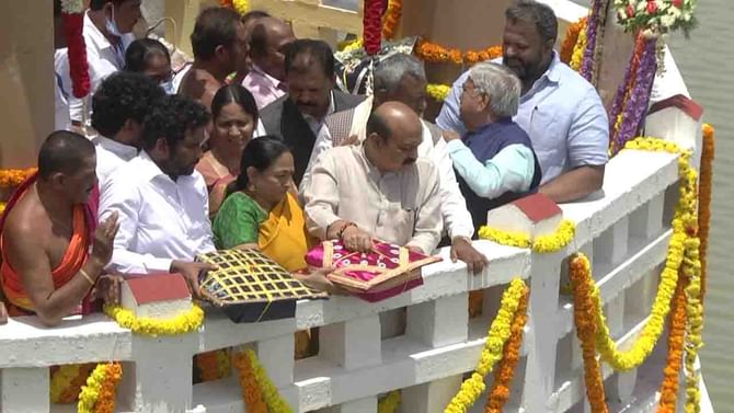 ಕೆಆರ್ಎಸ್, ಕಬಿನಿ ಜಲಾಶಯಕ್ಕೆ ಬಾಗಿನ ಅರ್ಪಿಸಿದ ಸಿಎಂ ಬೊಮ್ಮಾಯಿ: ನಾಲೆಗಳ ಅಭಿವೃದ್ಧಿಗೆ ಅನುದಾನ ನೀಡುವ ಭರವಸೆ ಕೆಆರ್ಎಸ್, ಕಬಿನಿ ಜಲಾಶಯಕ್ಕೆ ಬಾಗಿನ ಅರ್ಪಿಸಿದ ಸಿಎಂ ಬೊಮ್ಮಾಯಿ: ನಾಲೆಗಳ ಅಭಿವೃದ್ಧಿಗೆ ಅನುದಾನ ನೀಡುವ ಭರವಸೆ