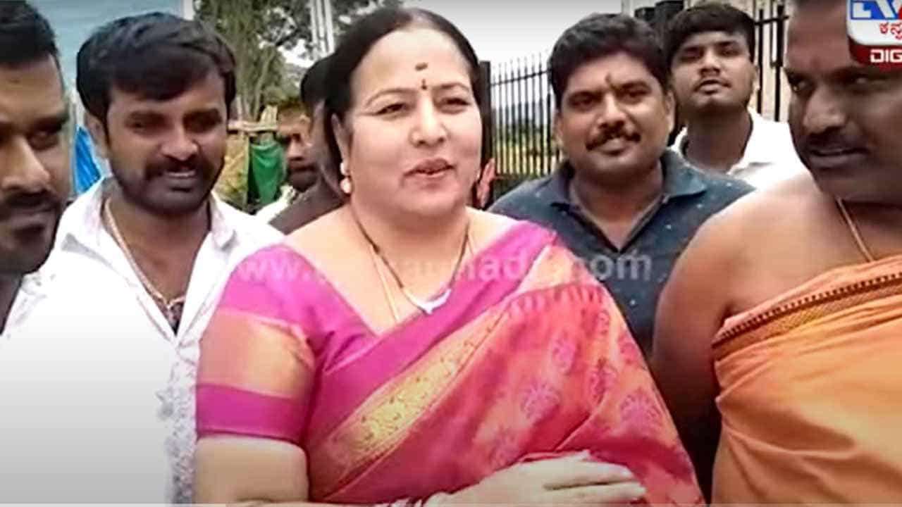 ಗುರು ಪೂರ್ಣಿಮಾದಂದು ಭವಾನಿ ರೇವಣ್ಣ ಕನಕಪುರದ ಕಬ್ಬಾಳಮ್ಮ ದೇವಸ್ಥಾನಕ್ಕೆ ಬಂದು ಪೂಜೆ ಸಲ್ಲಿಸಿದರು ಗುರು ಪೂರ್ಣಿಮಾದಂದು ಭವಾನಿ ರೇವಣ್ಣ ಕನಕಪುರದ ಕಬ್ಬಾಳಮ್ಮ ದೇವಸ್ಥಾನಕ್ಕೆ ಬಂದು ಪೂಜೆ ಸಲ್ಲಿಸಿದರು