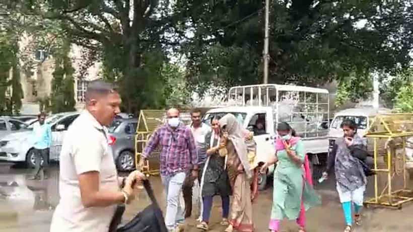ಮಾಜಿ ಕಾರ್ಪೊರೇಟರ್ ಬಳಿಯೇ ಲಂಚ ಸ್ವೀಕರಿಸುತ್ತಿದ್ದ ಬಿಎಂಟಿಎಫ್ ಮಹಿಳಾ ಸಬ್ಇನ್ಸ್ಪೆಕ್ಟರ್ ಎಸಿಬಿ ಬಲೆಗೆ ಬಿದ್ದರು!