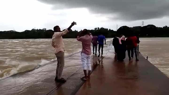 ಕೊಪ್ಪಳದಲ್ಲಿ ಫೋಟೋಗಾಗಿ ಜನರ ದುಸ್ಸಾಹಸ; ಕಪಾಳ ಮೋಕ್ಷ ಮಾಡಿದ್ದರೂ ಡೋಂಟ್ ಕೇರ್ ಕೊಪ್ಪಳದಲ್ಲಿ ಫೋಟೋಗಾಗಿ ಜನರ ದುಸ್ಸಾಹಸ; ಕಪಾಳ ಮೋಕ್ಷ ಮಾಡಿದ್ದರೂ ಡೋಂಟ್ ಕೇರ್