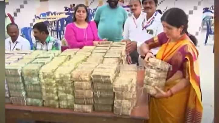 ಆಷಾಢ ಮಾಸ: ಮೈಸೂರಿನ ಚಾಮುಂಡೇಶ್ವರಿ ದೇವಸ್ಥಾನದ ಹುಂಡಿಯಲ್ಲಿ ದಾಖಲೆ ಕಾಣಿಕೆ ಸಂಗ್ರಹ ಆಷಾಢ ಮಾಸ: ಮೈಸೂರಿನ ಚಾಮುಂಡೇಶ್ವರಿ ದೇವಸ್ಥಾನದ ಹುಂಡಿಯಲ್ಲಿ ದಾಖಲೆ ಕಾಣಿಕೆ ಸಂಗ್ರಹ