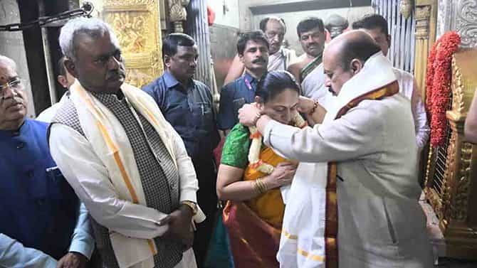 ತಾಯಿ ಚಾಮುಂಡೇಶ್ವರಿ ಸನ್ನಿಧಿಯಲ್ಲಿ ಹಾರ ಬದಲಾಯಿಸಿಕೊಂಡ ಸಿಎಂ ಬೊಮ್ಮಾಯಿ ದಂಪತಿ, ಫೋಟೋಗಳಿವೆ