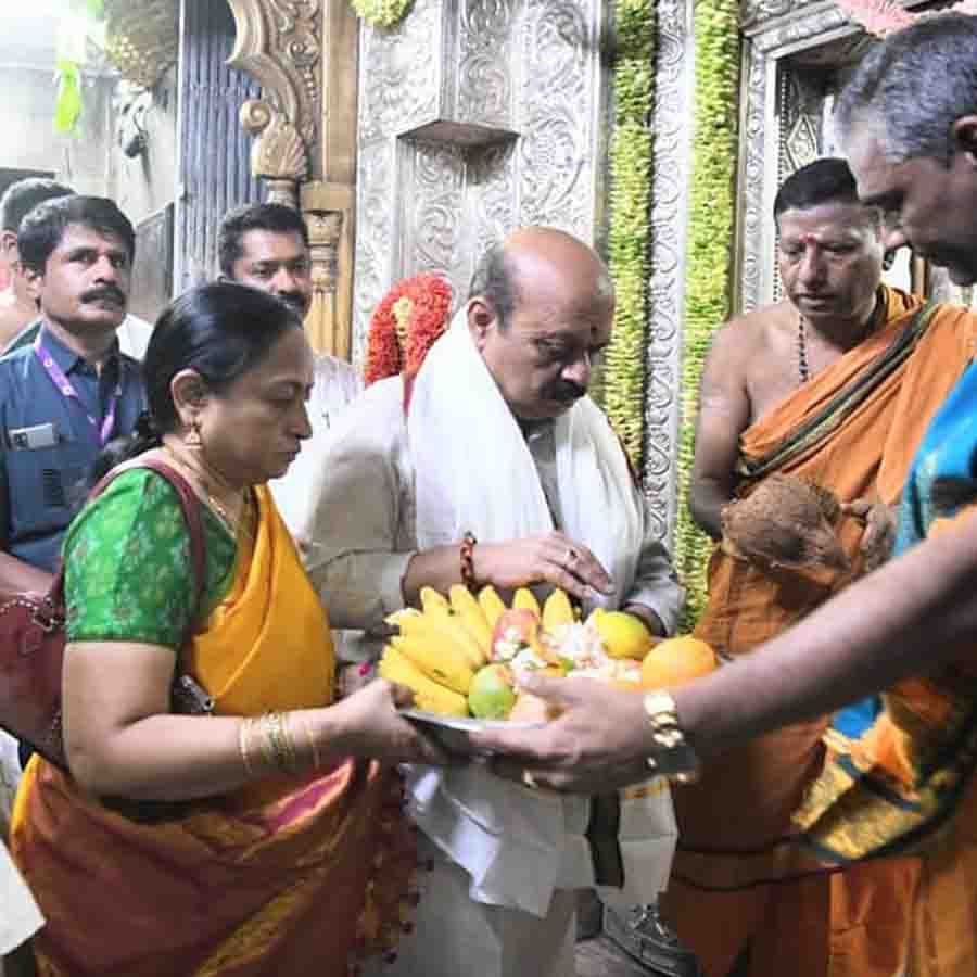 ಹೆಲಿಕಾಪ್ಟರ್ ಮೂಲಕ ಮಂಡಕಳ್ಳಿ ವಿಮಾನ ನಿಲ್ದಾಣಕ್ಕೆ ಆಗಮಿಸಿದ ಸಿಎಂ ಬಸವರಾಜ ಬೊಮ್ಮಾಯಿ ದಂಪತಿ ಅಲ್ಲಿಂದ ಚಾಮುಂಡಿಬೆಟ್ಟಕ್ಕೆ ತೆರಳಿ ತಾಯಿ ಚಾಮುಂಡೇಶ್ವರಿ ವರ್ಧಂತಿ ಮಹೋತ್ಸವದಲ್ಲಿ ಪಾಲ್ಗೊಂಡಿದ್ದಾರೆ. 