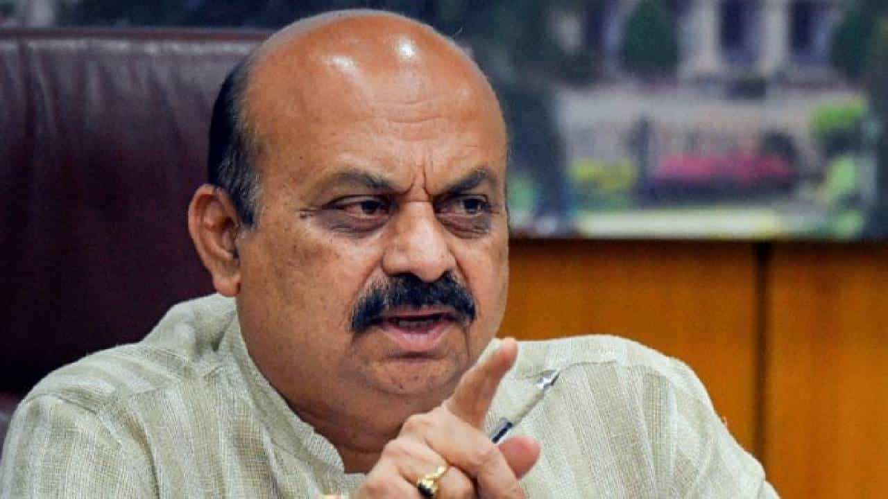 Karnataka Rain: ಹಾನಿಯಾದ ಮನೆ, ಬೆಳೆಗಳಿಗೆ ಪರಿಹಾರ ನೀಡಲು ಅಧಿಕಾರಿಗಳಿಗೆ ಸಿಎಂ ಬೊಮ್ಮಾಯಿ ಸೂಚನೆ Karnataka Rain: ಹಾನಿಯಾದ ಮನೆ, ಬೆಳೆಗಳಿಗೆ ಪರಿಹಾರ ನೀಡಲು ಅಧಿಕಾರಿಗಳಿಗೆ ಸಿಎಂ ಬೊಮ್ಮಾಯಿ ಸೂಚನೆ