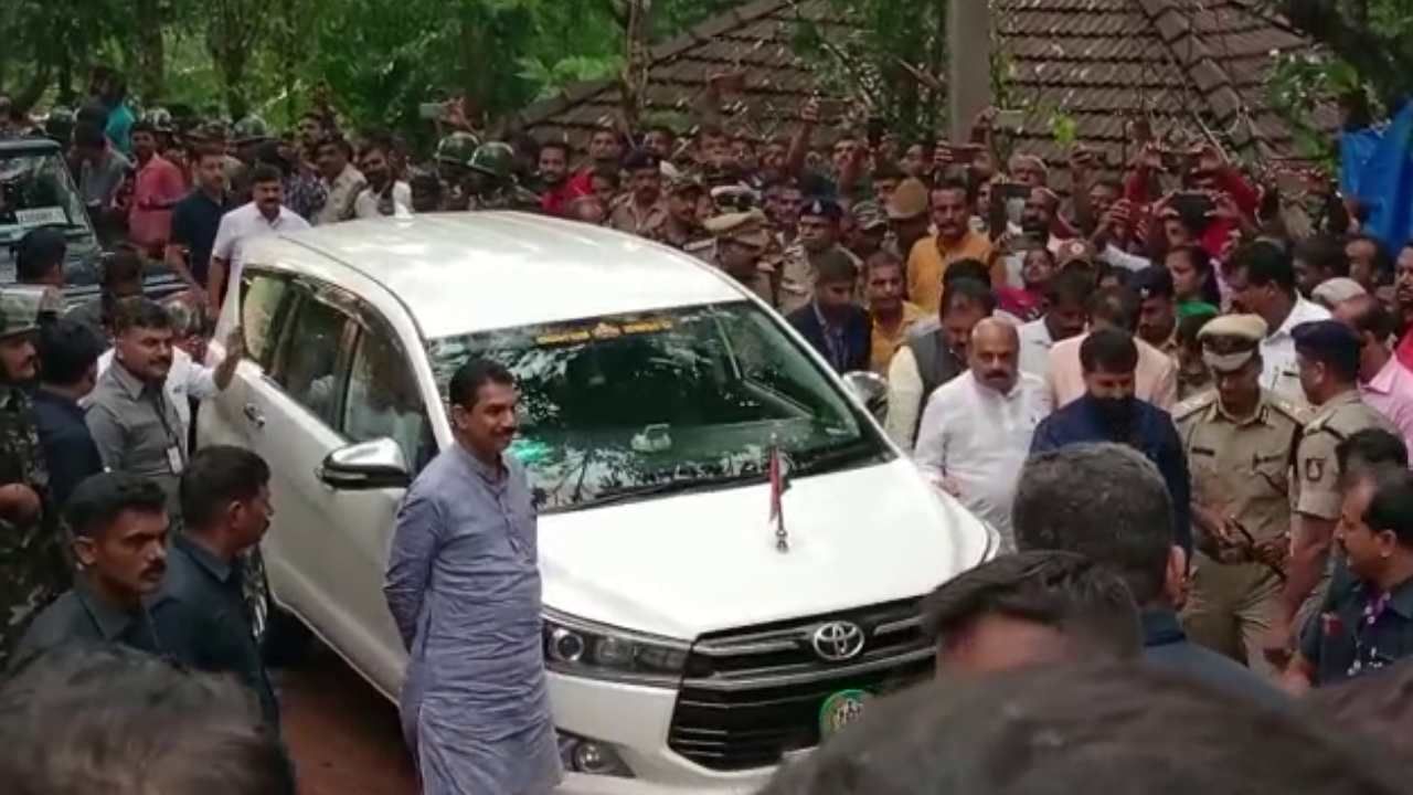 ಪ್ರವೀಣ್ ನಿವಾಸಕ್ಕೆ ಸಿಎಂ ಬೊಮ್ಮಾಯಿ ಭೇಟಿ: ಕುಟುಂಬಸ್ಥರಿಗೆ 25 ಲಕ್ಷ ರೂ. ಪರಿಹಾರ, ನಿಮ್ಮೊಂದಿಗಿದ್ಧೇವೆ ಎಂದು ಅಭಯ ಪ್ರವೀಣ್ ನಿವಾಸಕ್ಕೆ ಸಿಎಂ ಬೊಮ್ಮಾಯಿ ಭೇಟಿ: ಕುಟುಂಬಸ್ಥರಿಗೆ 25 ಲಕ್ಷ ರೂ. ಪರಿಹಾರ, ನಿಮ್ಮೊಂದಿಗಿದ್ಧೇವೆ ಎಂದು ಅಭಯ