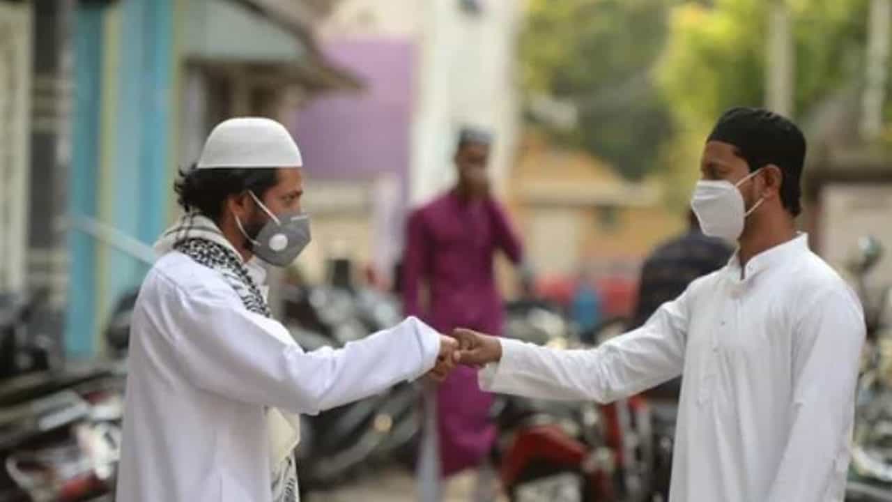 ಬೆಂಗಳೂರಿನಲ್ಲಿ ಬಕ್ರೀದ್ ಮಾರ್ಗಸೂಚಿ ಪಾಲನೆ ಕಡ್ಡಾಯ: ಗಲ್ಲಿ ಗಲ್ಲಿಗೆ ತೆರಳಿ ಅನೌನ್ಸ್ ಮಾಡುತ್ತಿರುವ ಪೊಲೀಸರು, ಗೈಡ್ಲೈನ್ಸ್ ಏನು? ಬೆಂಗಳೂರಿನಲ್ಲಿ ಬಕ್ರೀದ್ ಮಾರ್ಗಸೂಚಿ ಪಾಲನೆ ಕಡ್ಡಾಯ: ಗಲ್ಲಿ ಗಲ್ಲಿಗೆ ತೆರಳಿ ಅನೌನ್ಸ್ ಮಾಡುತ್ತಿರುವ ಪೊಲೀಸರು, ಗೈಡ್ಲೈನ್ಸ್ ಏನು?