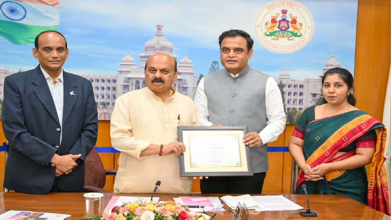 Startup Eco System: ಸ್ಟಾರ್ಟ್ಅಪ್ಗಳಿಗೆ ಅತ್ಯುತ್ತಮ ರಾಜ್ಯ ಎಂಬ ಪ್ರಮಾಣಪತ್ರ ಮುಖ್ಯಮಂತ್ರಿಗೆ ಹಸ್ತಾಂತರಿಸಿದ ಸಚಿವ ಅಶ್ವತ್ಥನಾರಾಯಣ್ Startup Eco System: ಸ್ಟಾರ್ಟ್ಅಪ್ಗಳಿಗೆ ಅತ್ಯುತ್ತಮ ರಾಜ್ಯ ಎಂಬ ಪ್ರಮಾಣಪತ್ರ ಮುಖ್ಯಮಂತ್ರಿಗೆ ಹಸ್ತಾಂತರಿಸಿದ ಸಚಿವ ಅಶ್ವತ್ಥನಾರಾಯಣ್