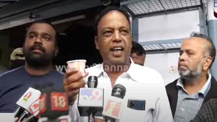 ಚಾಮರಾಜಪೇಟೆ ಬಂದ್ ಕರೆಗೆ ಮಿಶ್ರ ಪ್ರತಿಕ್ರಿಯೆ, ಬಲವಂತದಿಂದ ಅಂಗಡಿ ಮುಚ್ಚಿಸಲಾಗುತ್ತಿದೆ ಎಂದು ಸ್ಥಳೀಯರ ಅರೋಪ ಚಾಮರಾಜಪೇಟೆ ಬಂದ್ ಕರೆಗೆ ಮಿಶ್ರ ಪ್ರತಿಕ್ರಿಯೆ, ಬಲವಂತದಿಂದ ಅಂಗಡಿ ಮುಚ್ಚಿಸಲಾಗುತ್ತಿದೆ ಎಂದು ಸ್ಥಳೀಯರ ಅರೋಪ