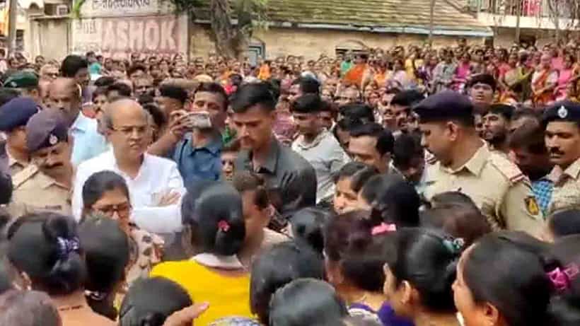 ಚಿಕ್ಕೋಡಿ ಬಿಎಸ್ಎಫ್ ಯೋಧ ಸೂರಜ್ ಸುತಾರ್ ಪಾರ್ಥಿವ ಶರೀರಕ್ಕೆ ಗಣ್ಯರಿಂದ ಅಂತಿಮ ನಮನ, ಮೆರವಣಿಗೆಯುದ್ದಕ್ಕೂ ಮೊಳಗಿದ ಅಮರ್ ರಹೆ ಘೋಷಣೆ