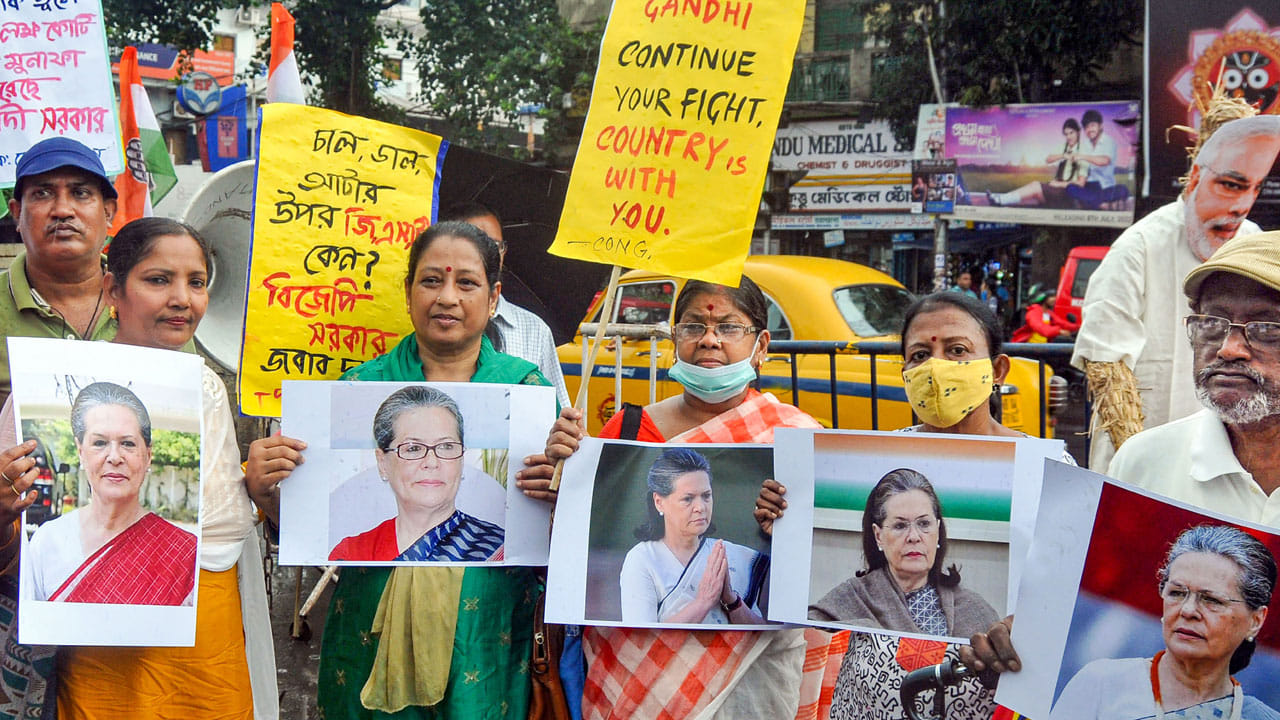 ನಾಳೆ ದೇಶಾದಾದ್ಯಂತ ನಡೆಯಲಿರುವ ಪ್ರತಿಭಟನೆಗೆ ಕಾರ್ಯತಂತ್ರ ರೂಪಿಸಲು ತುರ್ತು ಸಭೆ ಕರೆದ ಕಾಂಗ್ರೆಸ್ ನಾಳೆ ದೇಶಾದಾದ್ಯಂತ ನಡೆಯಲಿರುವ ಪ್ರತಿಭಟನೆಗೆ ಕಾರ್ಯತಂತ್ರ ರೂಪಿಸಲು ತುರ್ತು ಸಭೆ ಕರೆದ ಕಾಂಗ್ರೆಸ್