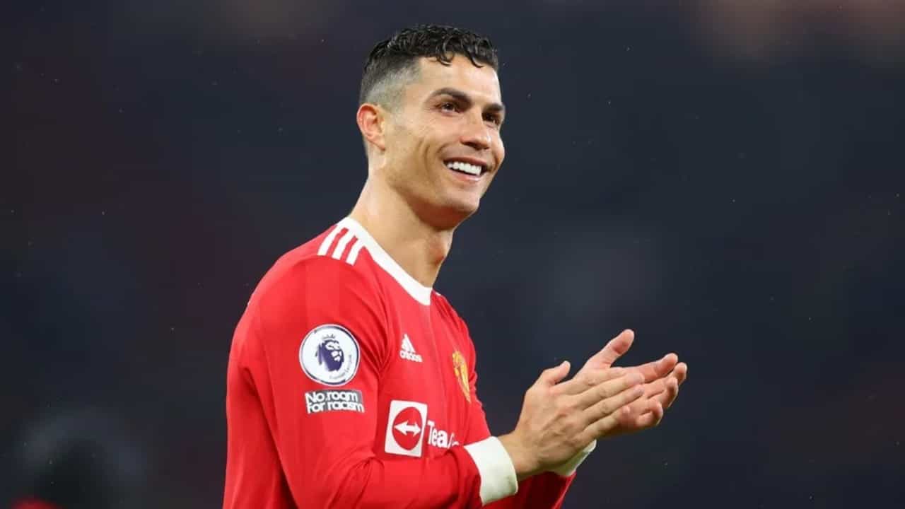 Cristiano Ronaldo: ಅಬ್ಬಬ್ಬಾ...! ರೊನಾಲ್ಡೊ ಒಂದು ಸಹಿಯಿಂದ ಗಳಿಸುವ ಆದಾಯ ಬರೋಬ್ಬರಿ 2400 ಕೋಟಿ..! Cristiano Ronaldo: ಅಬ್ಬಬ್ಬಾ...! ರೊನಾಲ್ಡೊ ಒಂದು ಸಹಿಯಿಂದ ಗಳಿಸುವ ಆದಾಯ ಬರೋಬ್ಬರಿ 2400 ಕೋಟಿ..!