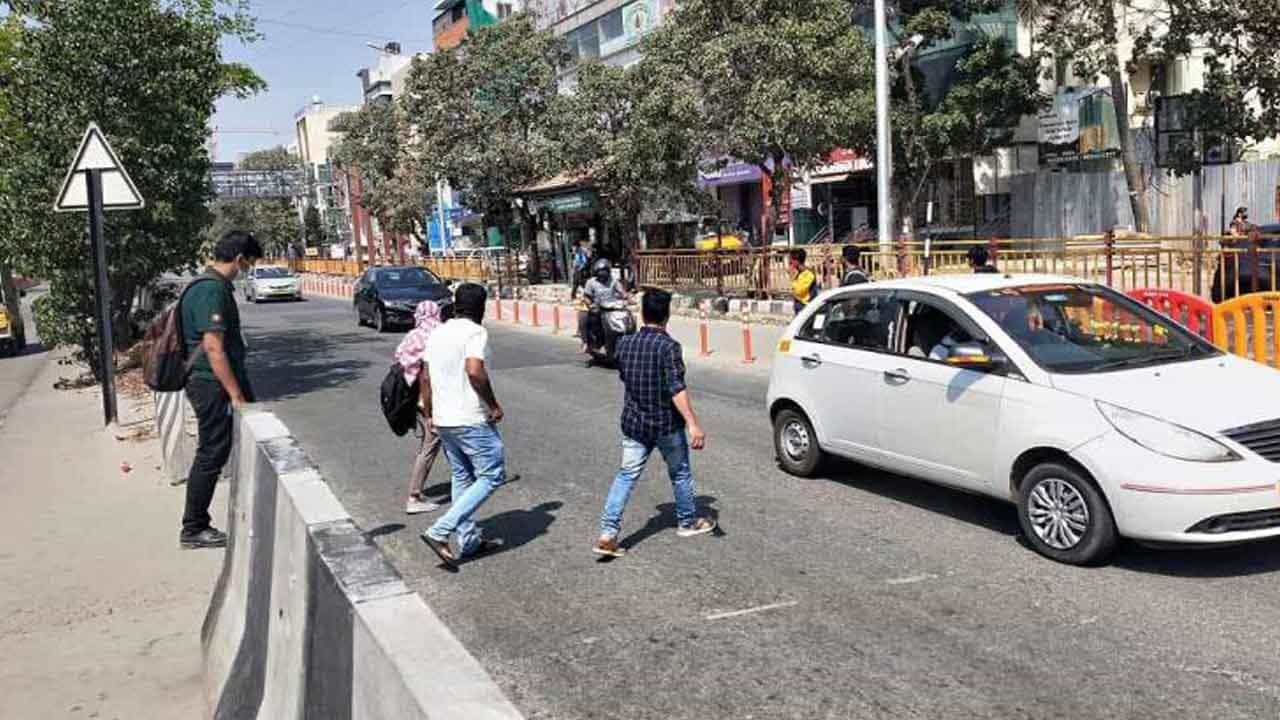 ಬೆಂಗಳೂರಲ್ಲಿ ರಸ್ತೆ ದಾಟುವಾಗ ಸಂಭವಿಸಿದ ಅಪಘಾತಗಳಲ್ಲಿ ಕಳೆದ 4 ವರ್ಷಗಳಲ್ಲಿ ಪ್ರಾಣ ಕಳೆದುಕೊಂಡಿದ್ದು 500 ಪಾದಚಾರಿಗಳು ಬೆಂಗಳೂರಲ್ಲಿ ರಸ್ತೆ ದಾಟುವಾಗ ಸಂಭವಿಸಿದ ಅಪಘಾತಗಳಲ್ಲಿ ಕಳೆದ 4 ವರ್ಷಗಳಲ್ಲಿ ಪ್ರಾಣ ಕಳೆದುಕೊಂಡಿದ್ದು 500 ಪಾದಚಾರಿಗಳು