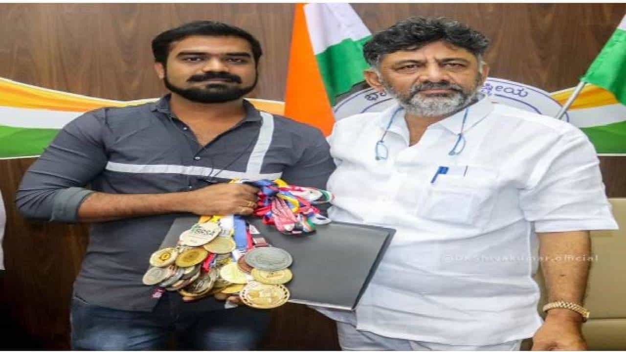 ರೈಫಲ್ ಶೂಟರ್ಗೆ ರೈಫಲ್ ಖರೀದಿಸಲು ಹಣ ನೀಡುವ ಭರವಸೆ ನೀಡಿದ ಡಿ.ಕೆ ಶಿವಕುಮಾರ್ ರೈಫಲ್ ಶೂಟರ್ಗೆ ರೈಫಲ್ ಖರೀದಿಸಲು ಹಣ ನೀಡುವ ಭರವಸೆ ನೀಡಿದ ಡಿ.ಕೆ ಶಿವಕುಮಾರ್