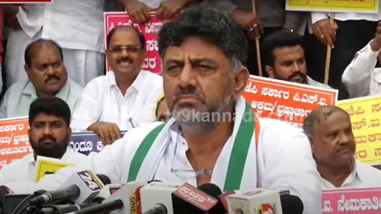 ಮಕ್ಕಳಿಗೆ ಶೂ, ಸಾಕ್ಸ್ ಕೊಡಲು ಸರ್ಕಾರದ ಬಳಿ ಹಣ ಇಲ್ಲ ಅಂದ್ರೆ ಕಾಂಗ್ರೆಸ್ ಪಕ್ಷ ಭಿಕ್ಷೆ ಬೇಡಿ ಹಣ ನೀಡುತ್ತೆ ಎಂದಿದ್ದ ಡಿ.ಕೆ. ಶಿವಕುಮಾರ್ ಗೆ ಸಿಎಂ ಬೊಮ್ಮಾಯಿ ತಿರುಗೇಟು ಮಕ್ಕಳಿಗೆ ಶೂ, ಸಾಕ್ಸ್ ಕೊಡಲು ಸರ್ಕಾರದ ಬಳಿ ಹಣ ಇಲ್ಲ ಅಂದ್ರೆ ಕಾಂಗ್ರೆಸ್ ಪಕ್ಷ ಭಿಕ್ಷೆ ಬೇಡಿ ಹಣ ನೀಡುತ್ತೆ ಎಂದಿದ್ದ ಡಿ.ಕೆ. ಶಿವಕುಮಾರ್ ಗೆ ಸಿಎಂ ಬೊಮ್ಮಾಯಿ ತಿರುಗೇಟು