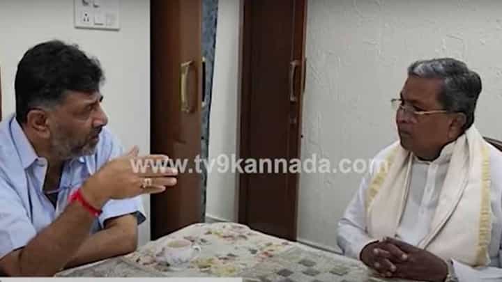 ಸಿದ್ದರಾಮಯ್ಯನವರ ಮನೆಗೆ ಉಪಹಾರಕ್ಕೆ ಬಂದ ಶಿವಕುಮಾರ ಹಿರಿಯ ನಾಯಕನೊಂದಿಗೆ ಆತ್ಮೀಯವಾಗಿ ಹರಟಿದರು ಸಿದ್ದರಾಮಯ್ಯನವರ ಮನೆಗೆ ಉಪಹಾರಕ್ಕೆ ಬಂದ ಶಿವಕುಮಾರ ಹಿರಿಯ ನಾಯಕನೊಂದಿಗೆ ಆತ್ಮೀಯವಾಗಿ ಹರಟಿದರು