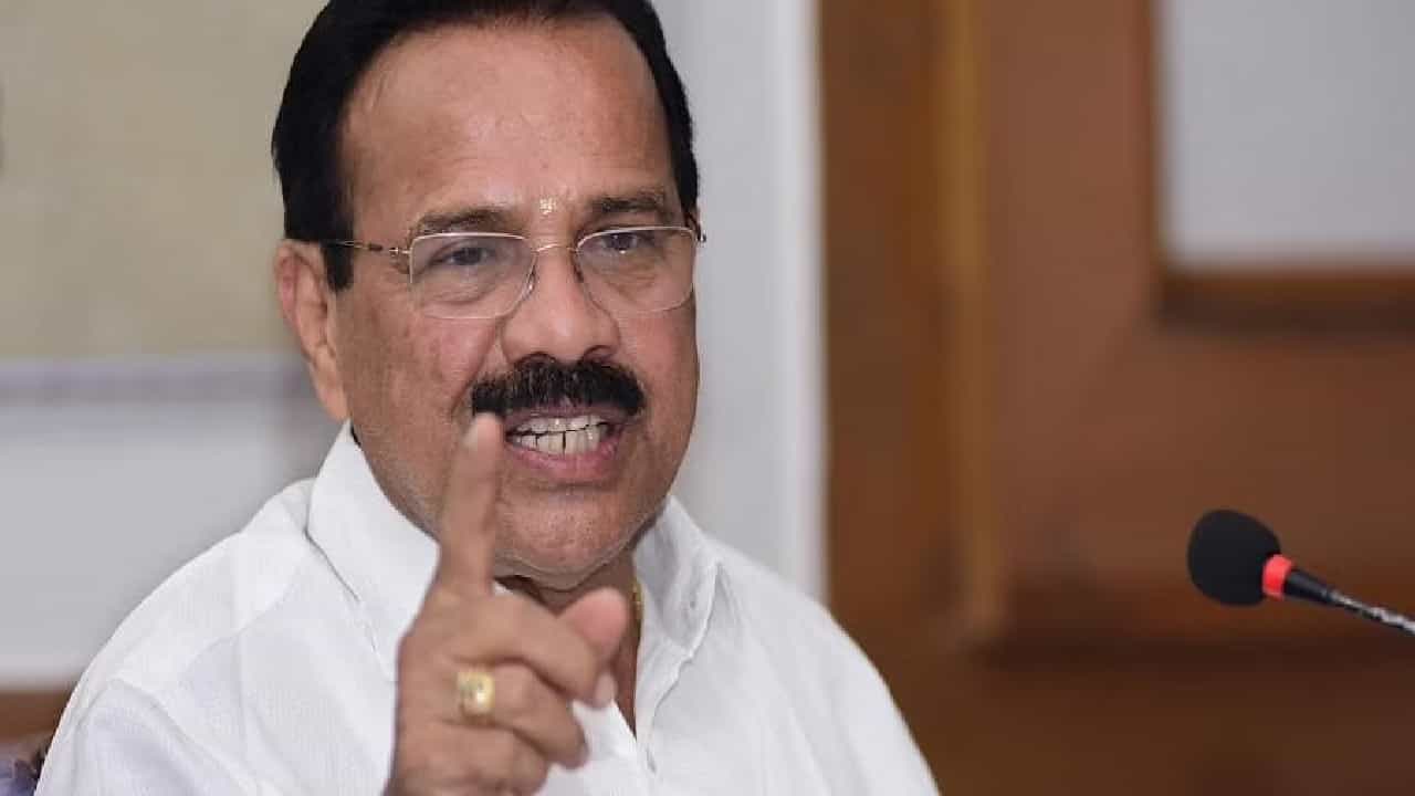 ಭದ್ರತೆ ವಿಚಾರದಲ್ಲಿ ರಾಜ್ಯ ಸರ್ಕಾರ ಎಡವಿದೆ: ಕೇಂದ್ರದ ಮಾಜಿ ಸಚಿವ ಡಿ.ವಿ ಸದಾನಂದ ಗೌಡ ಭದ್ರತೆ ವಿಚಾರದಲ್ಲಿ ರಾಜ್ಯ ಸರ್ಕಾರ ಎಡವಿದೆ: ಕೇಂದ್ರದ ಮಾಜಿ ಸಚಿವ ಡಿ.ವಿ ಸದಾನಂದ ಗೌಡ