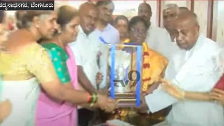 ಮಾಜಿ ಪ್ರಧಾನಿ ದೇವೇಗೌಡರನ್ನು ಭೇಟಿಯಾದ ದ್ರೌಪದಿ ಮುರ್ಮು ಜೆಡಿ(ಎಸ್) ಪಕ್ಷದ ಬೆಂಬಲ ಯಾಚಿಸಿ ಆಶೀರ್ವಾದ ಪಡೆದರು ಮಾಜಿ ಪ್ರಧಾನಿ ದೇವೇಗೌಡರನ್ನು ಭೇಟಿಯಾದ ದ್ರೌಪದಿ ಮುರ್ಮು ಜೆಡಿ(ಎಸ್) ಪಕ್ಷದ ಬೆಂಬಲ ಯಾಚಿಸಿ ಆಶೀರ್ವಾದ ಪಡೆದರು